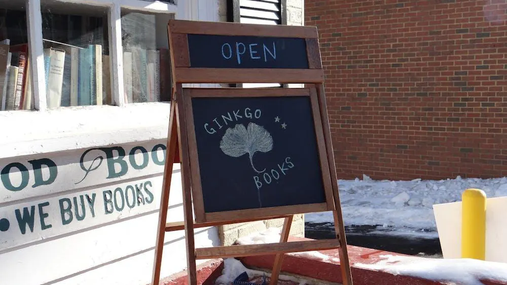 Gingko Bookshop pasará por varias pruebas, renovaciones y crecimiento — pero ya ha empezado a ser un lugar donde los estudiantes vienen a estudiar o a dar un vistazo a la selección de libros.