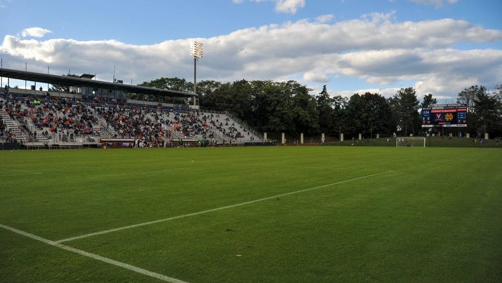 弗吉尼亚女子足球队在上个月与圣母大学进行了比赛，而这是自2017年来主场观众最多的比赛，足足有2596名球迷。