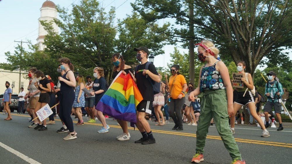 La comunidad se reunió miércoles por la noche para mostrar solidaridad con las vidas de Negros queer y transgénero, ya que las protestas actuales por la justicia racial y el reconocimiento del mes del Orgullo por parte de la comunidad LGBTQ reconocen causas intersectantes.