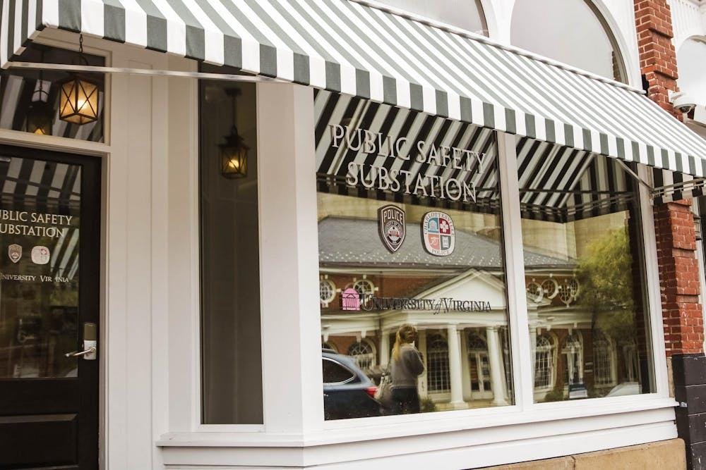 嫌疑人身穿红色连帽衫和蓝色运动裤