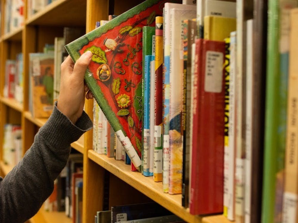 Los niños pueden elegir entre una variedad de libros escritos en su idioma nativo y leer con sus padres mientras que esperan durante su cita.