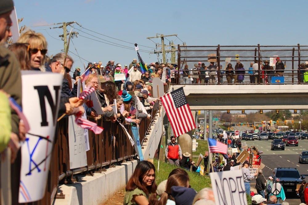 Protesta «No Kings» en Seminole Trail en Charlottesville, 28 de marzo de 2026.