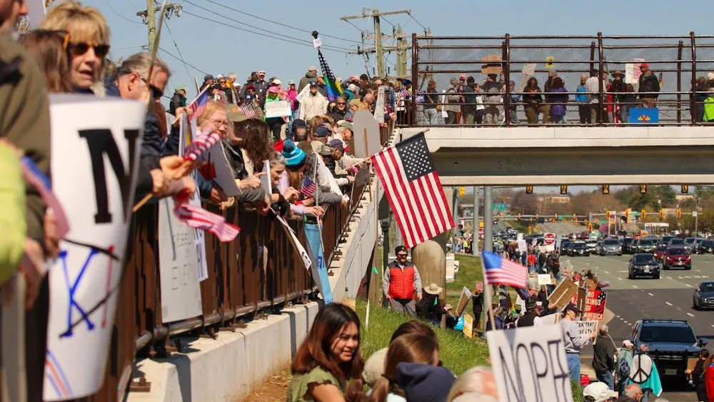 Protesta «No Kings» en Seminole Trail en Charlottesville, 28 de marzo de 2026.