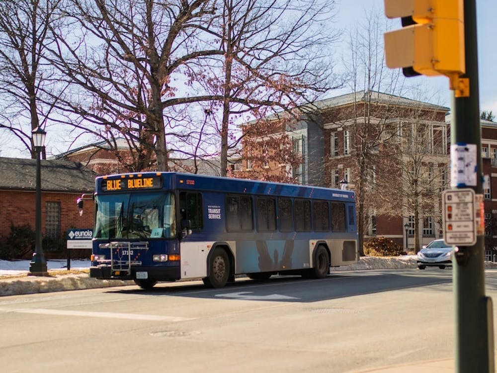 随着人们由于汽油价格上涨转而寻求公共交通，公共交通工具作为一种更可持续的、成本更低的选择也引起了人们对对于乘客而言的可及性的关注，在大学交通服务（University Transit Service）中也是如此。
