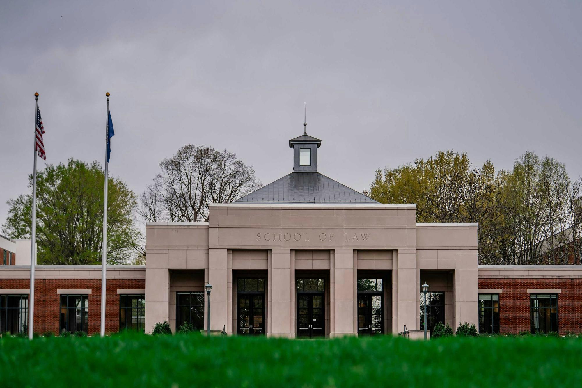Mahoney joined the University Law School faculty in 1990 and served as academic associate dean of the School of Law from 1999 to 2004. 