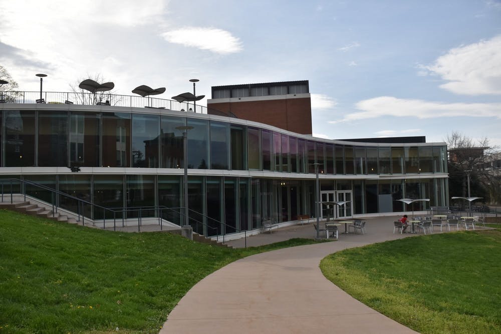 “表演I”是戏剧系的一门热门课程，它在每个学期都提供几个不同时间段的可选班级。
