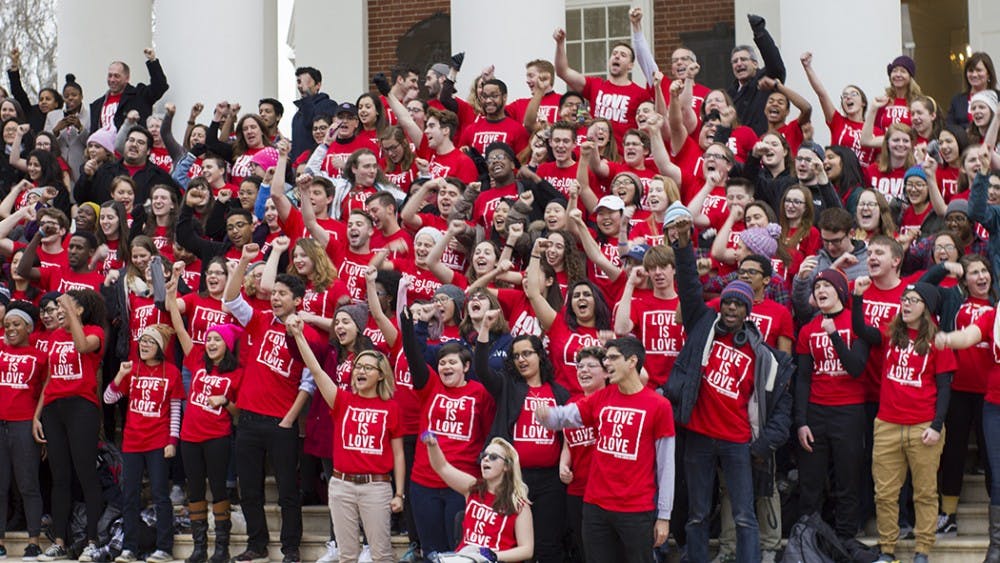 <p>University community members sing the Good Old Song on the Rotunda steps.</p>