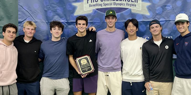 Rafael Jódar memegang plakat juara Charlottesville Challenger bersama rekan setim University of Virginia