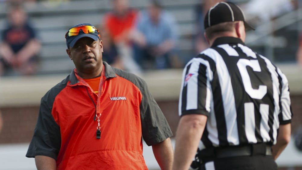 Virginia football coach Mike London is known for splitting snaps between two quarterbacks. Columnist Matthew Comey argues that it's time to change that. 