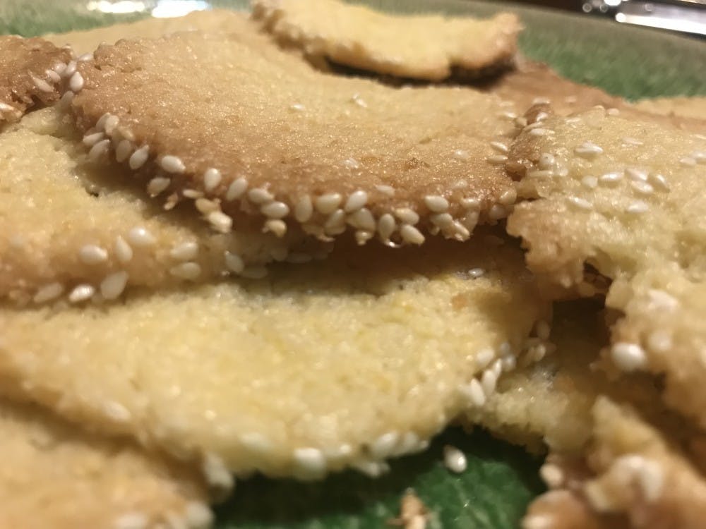 These lemon shortbread cookies are delicious, zesty and delicate.