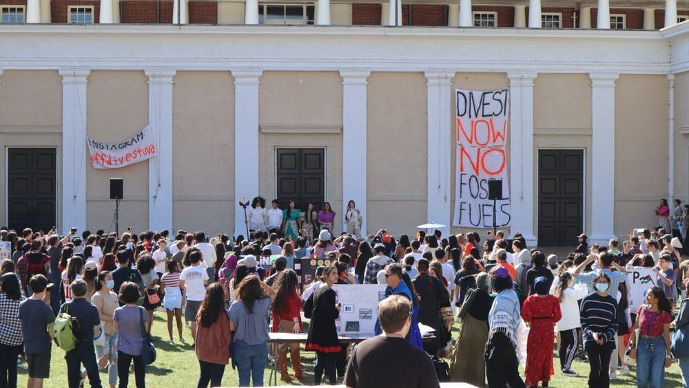 El evento no era menos animado y un estimado 1,000 estudiantes y familias vinieron a apoyar los varios CIO culturales presentando en escena.
