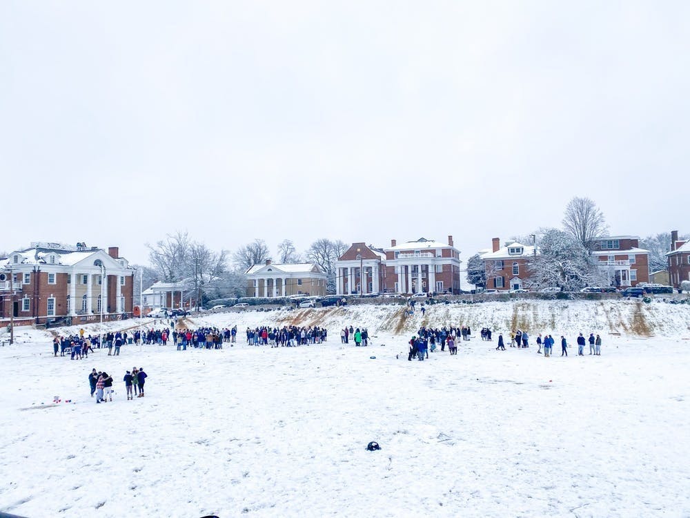 Apenas el fin de semana pasado, un gran número de estudiantes se reunieron en la nieve en el Madison Bowl, muchos sin máscaras y ninguno observando una distancia adecuada. &nbsp;