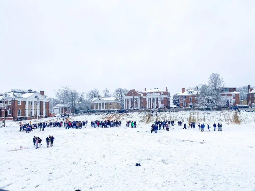 Apenas el fin de semana pasado, un gran número de estudiantes se reunieron en la nieve en el Madison Bowl, muchos sin máscaras y ninguno observando una distancia adecuada. 