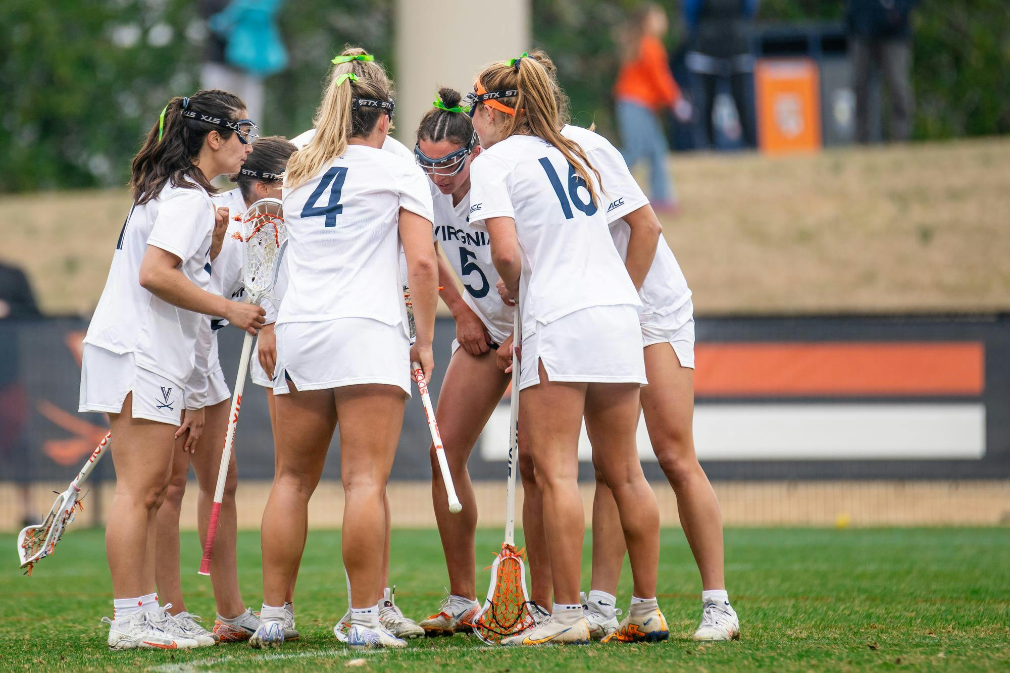 The Cavaliers huddle up.