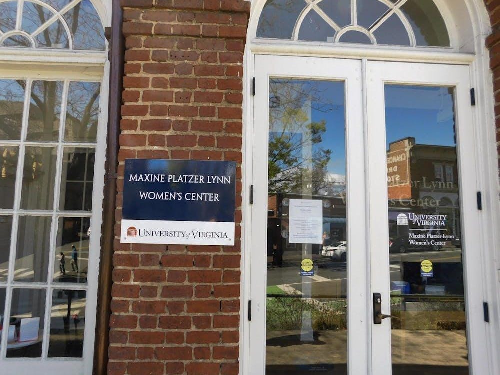 La Universidad permitió por primera vez la enseñanza a las mujeres en verano en 1880, pero no admitió mujeres hasta 1970, y no fue totalmente coeducacional hasta 1972.