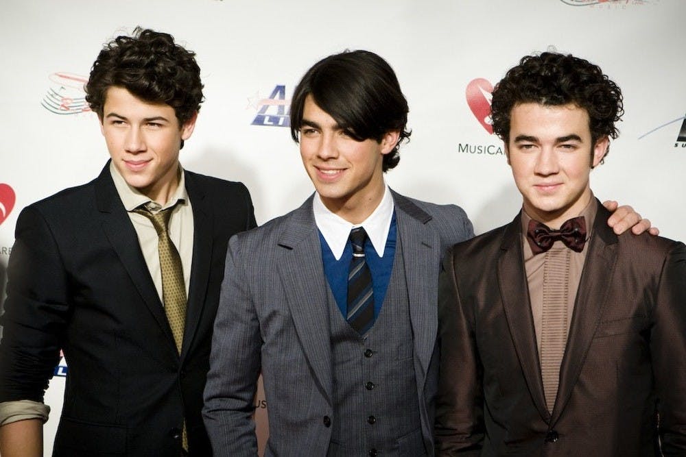 Los Jonas Brothers han cambiado bastante desde su apariencia en la subasta de los Grammys del 2009.
