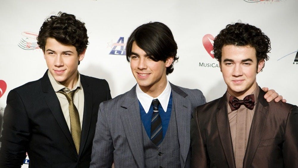 Los Jonas Brothers han cambiado bastante desde su apariencia en la subasta de los Grammys del 2009.