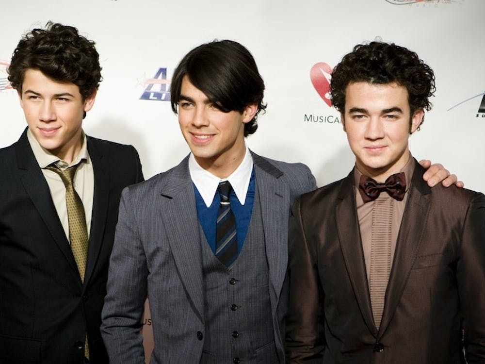 Los Jonas Brothers han cambiado bastante desde su apariencia en la subasta de los Grammys del 2009.