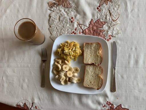 This breakfast has a balance between carbohydrates, protein and fruit.