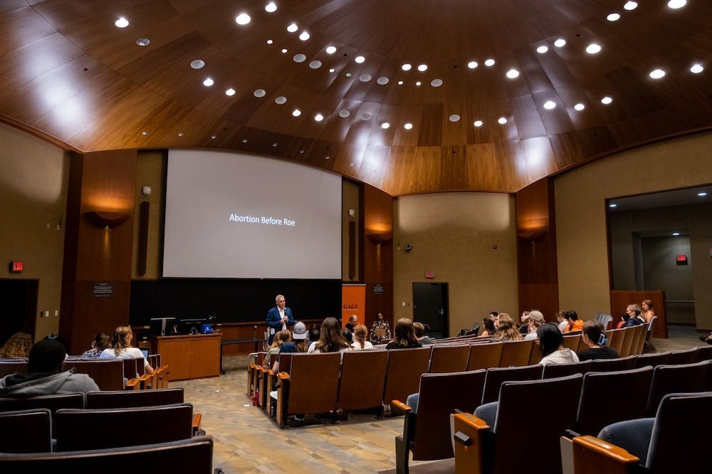 Von Eschen dijo que más que 50 países han liberalizado sus derechos a los abortos durante las últimas décadas, lo cual hace a los EE.UU un caso aparte.