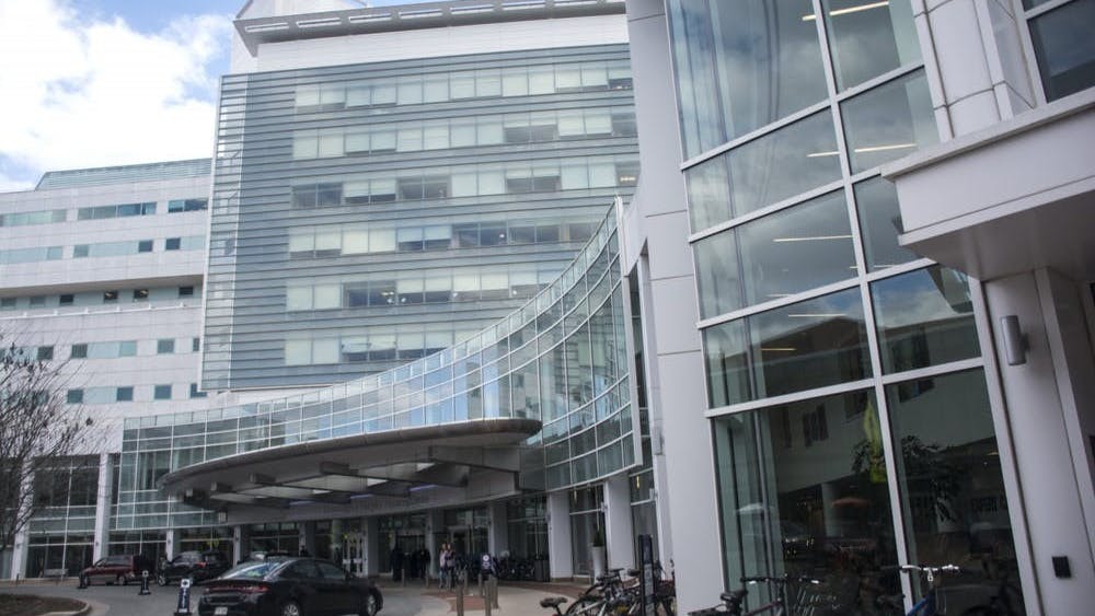 Desde mediados de marzo, cienes de camas de hospital no han sido usadas, cirugías han bajado un 70 por ciento y citas en las clínicas han reducido un 90 por ciento.