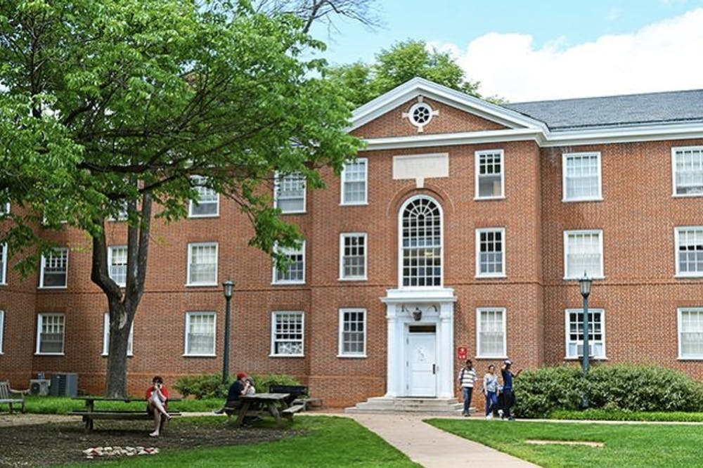 这项要求也是为了减轻学生在校外寻找住房可能面临的压力。对许多学生来说，这已经是一种负担，因为许多人早在大一的九月份开始就争先恐后地在校外寻找房源并签订合同。