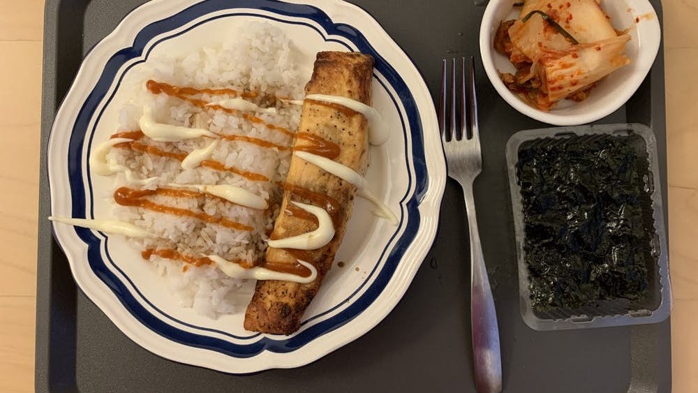 除了三文鱼和米饭，食谱还需要泰式辣椒酱、日本丘比蛋黄酱、酱油和可选的配菜，如牛油果、烤海藻或泡菜。