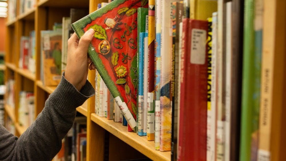 孩子们可以从大量书籍中选择一本用他们母语写的书并在等待看病的空闲时间里同父母一起阅读