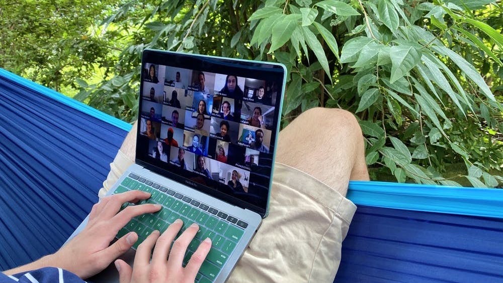 La decisión de mejorar la seguridad de reuniones llega después de que algunos miembros no afiliados con la comunidad universitaria bombardearon la reunión de Zoom de la semana pasada, usando lenguaje racista y comportamiento sexualmente inapropiado.