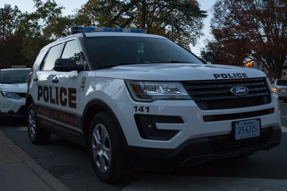 Un carro de la departamento policía en el campus.