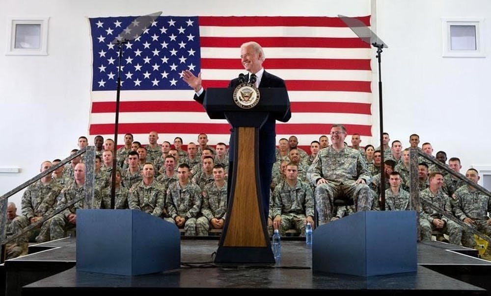 这次的美国大选并不在于哪个候选人有更好的政策，而是哪位候选人有更强的领导力。
