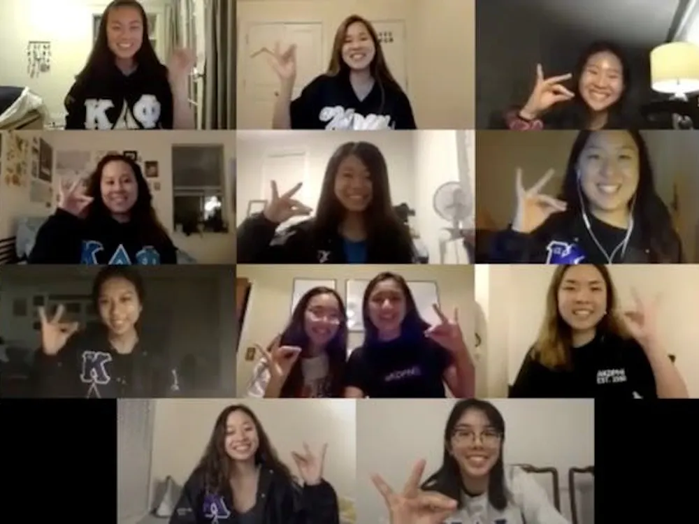 Desde el comienzo de COVID-19, las organizaciones de vida griega como la hermandad asiática de aKDPhi han estado teniendo sesiones y eventos en línea para sus hermanas. 