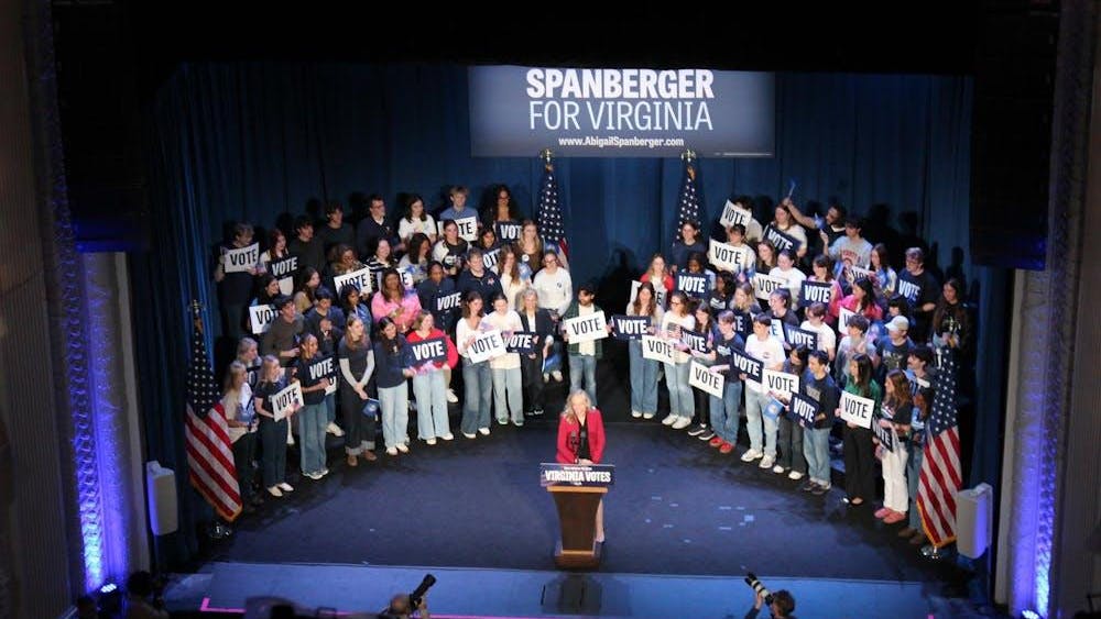 Spanberger organizó un mitin en Charlottesville el 21 de octubre antes de las elecciones de noviembre