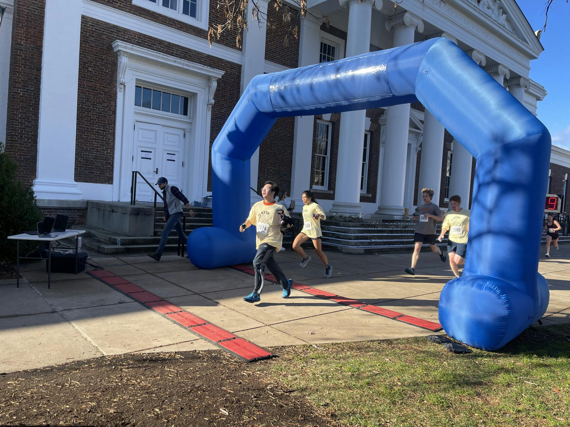 1000 people signed up for the race that followed a loop around Grounds with the finish line on the South Lawn.&nbsp;
