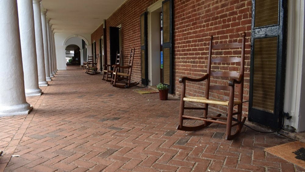 Vivir en una habitación en el Lawn es un honor reservado para los estudiantes con un expediente de "servicio altruista a las comunidades de la Universidad y el Condado de Charlottesville/Albemarle, y con logros en sus respectivos campos de actividades y académicos."