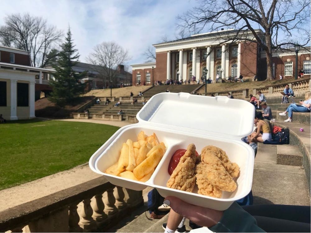 凭借其厚厚的面包糠外皮，West Range售卖的鸡柳可以和Virginian的相媲美。
