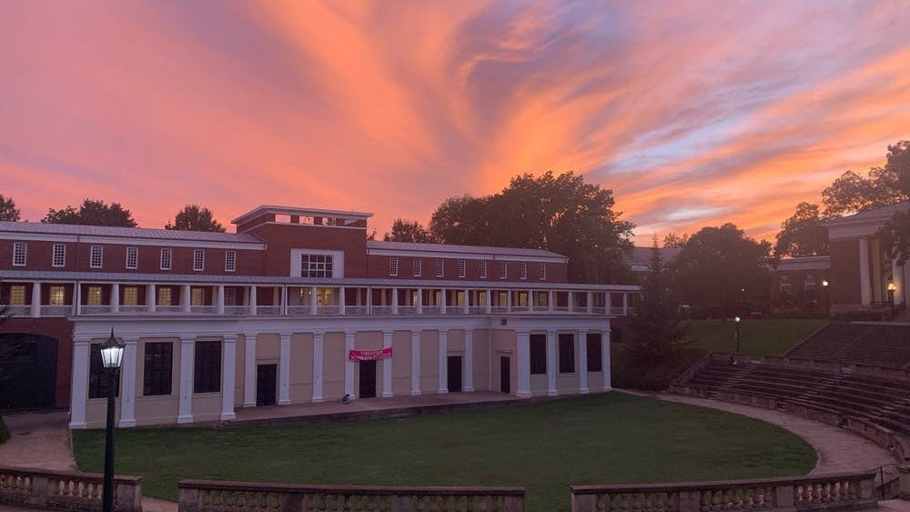 Los cielos de algodón de azúcar y los tonos anaranjados picantes pueden iluminar el horizonte en la Universidad, y ahora ya sabes dónde encontrar estas hermosas puestas de sol