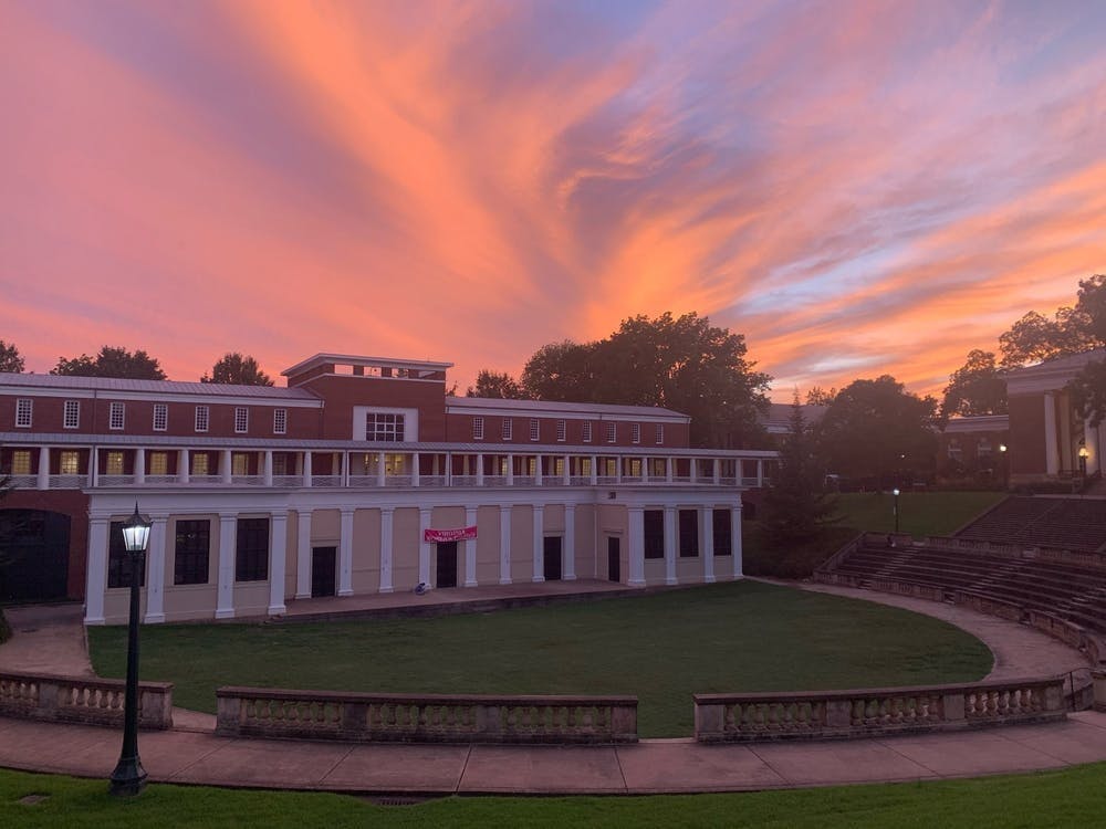 Los cielos de algodón de azúcar y los tonos anaranjados picantes pueden iluminar el horizonte en la Universidad, y ahora ya sabes dónde encontrar estas hermosas puestas de sol