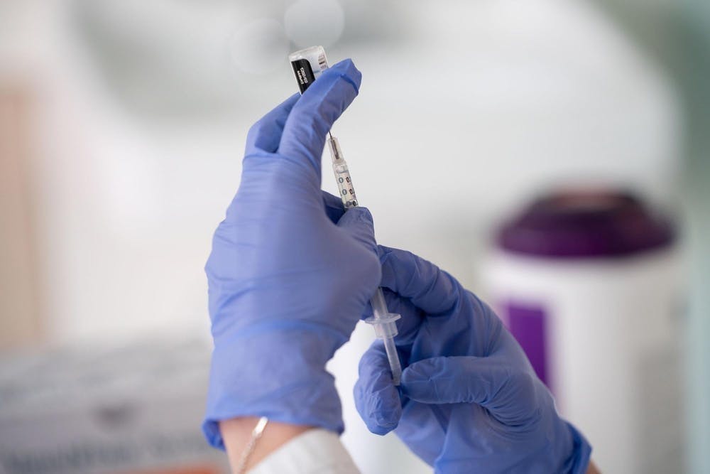 Al entrar en los últimos meses antes de que esté disponible una vacuna ampliamente distribuida, debemos prestar especial atención y cuidado a las comunidades minoritarias desatendidas. &nbsp;