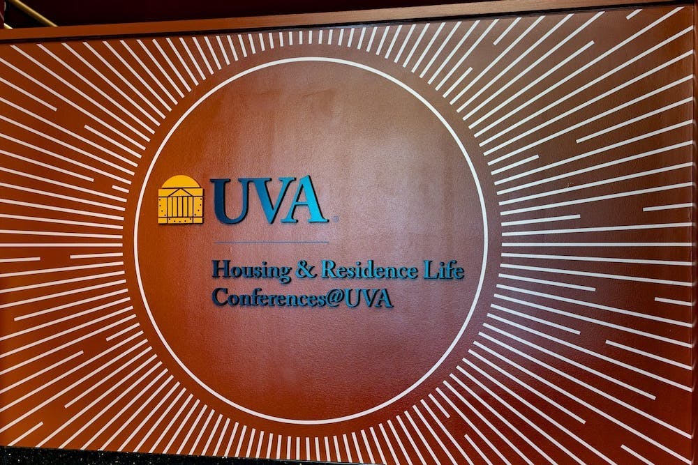 HRL联合主席与全职工作人员合作，雇用、监督并指导学生宿舍工作人员。