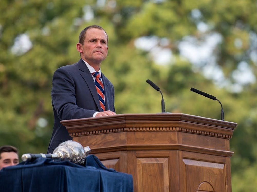 El presidente Ryan sugirió que la U.Va. quizás implementará pruebas para estudiantes y facultad en cuanto regresen a Grounds.