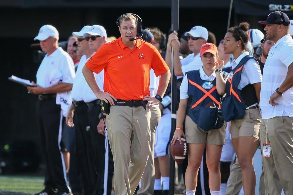 El entrenador Bronco Mendenhall se prepara para la próxima temporada de fútbol americano mientras la Universidad le da la bienvenida a los estudiantes atletas a Grounds.