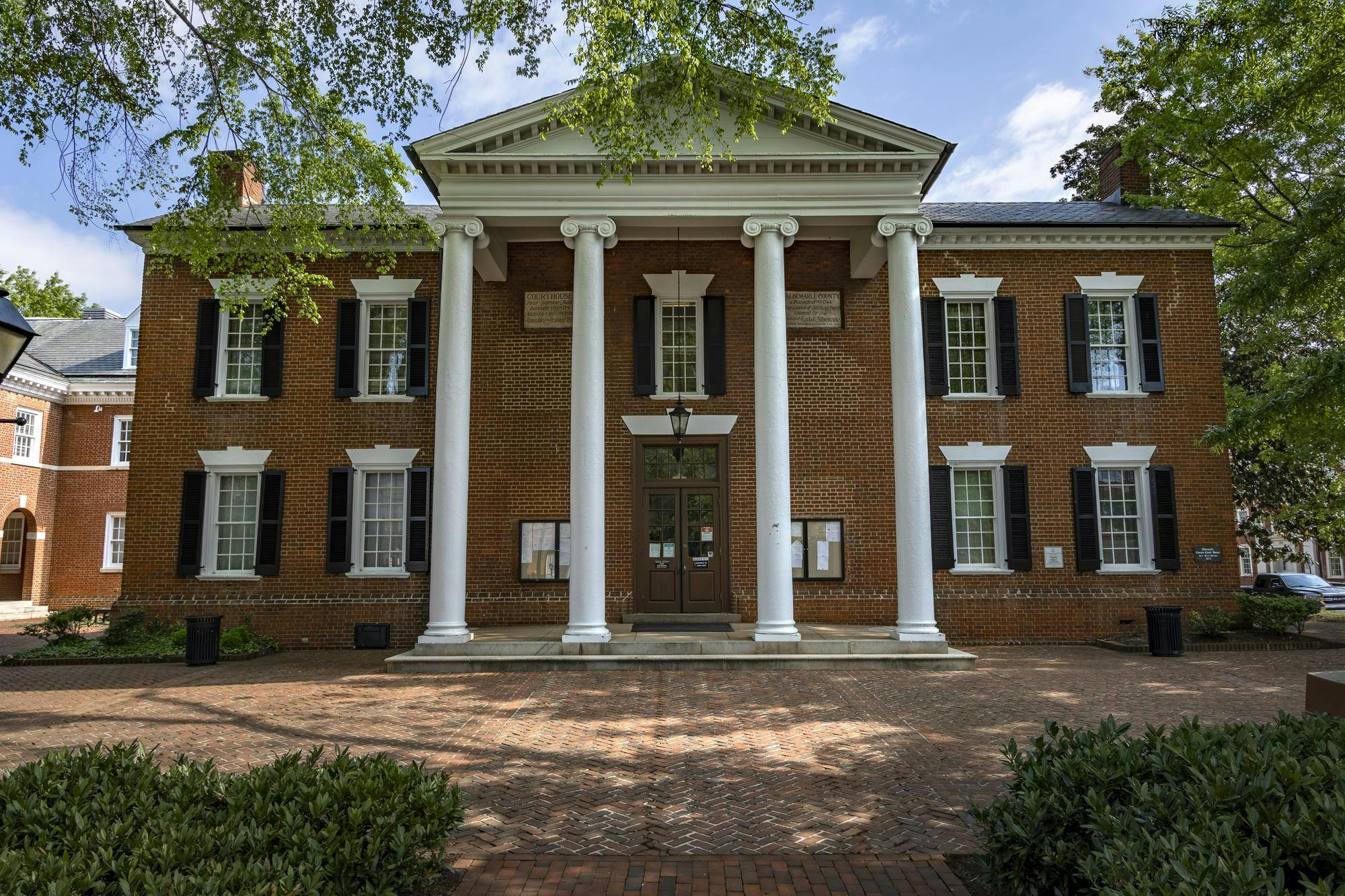 A photo of the Albemarle County Circuit Court.