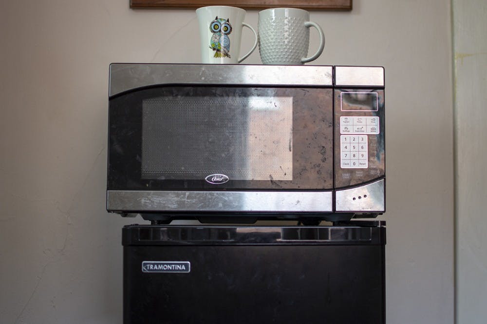 <p>A microwave, mini-fridge, mugs and other items are essential in a dorm.&nbsp;</p>