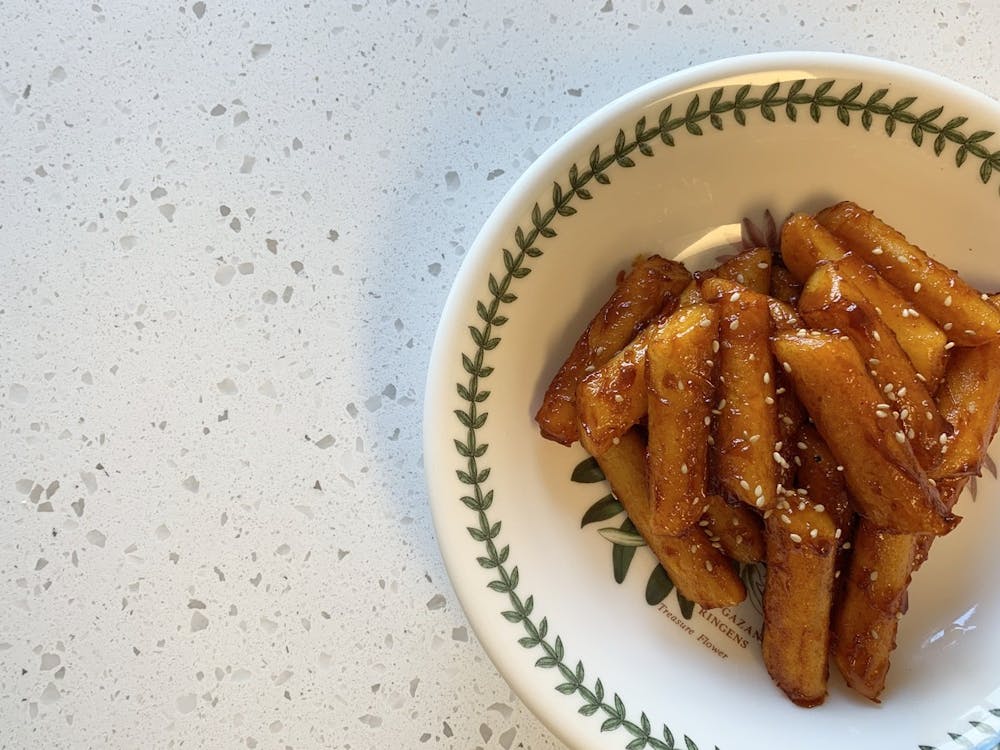 The chewiness of the rice cakes and the sweet and spicy sauce should work together to form a harmonious experience. 