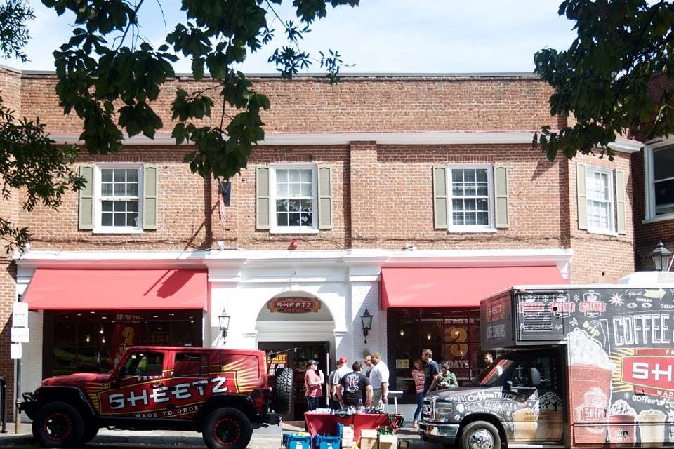 &nbsp;The new Sheetz on the Corner will offer made-to-order sandwiches, appetizers, coffee and fruit drinks, beer and all snacks in between. In addition, the convenience store will also provide free wifi, charging stations, multiple television and touch screen kiosks.&nbsp;