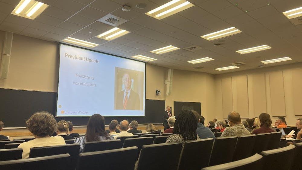 El presidente provisional de la universidad, Paul Mahoney, habla en una reunión del claustro universitario, fotografiado el 14 de noviembre de 2025