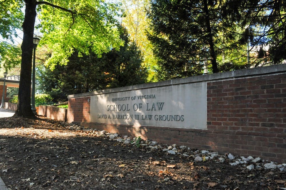 周五，法学院的一群学生呼吁弗大解散社区警务小队，转而对夏洛茨维尔社区进行再投资。