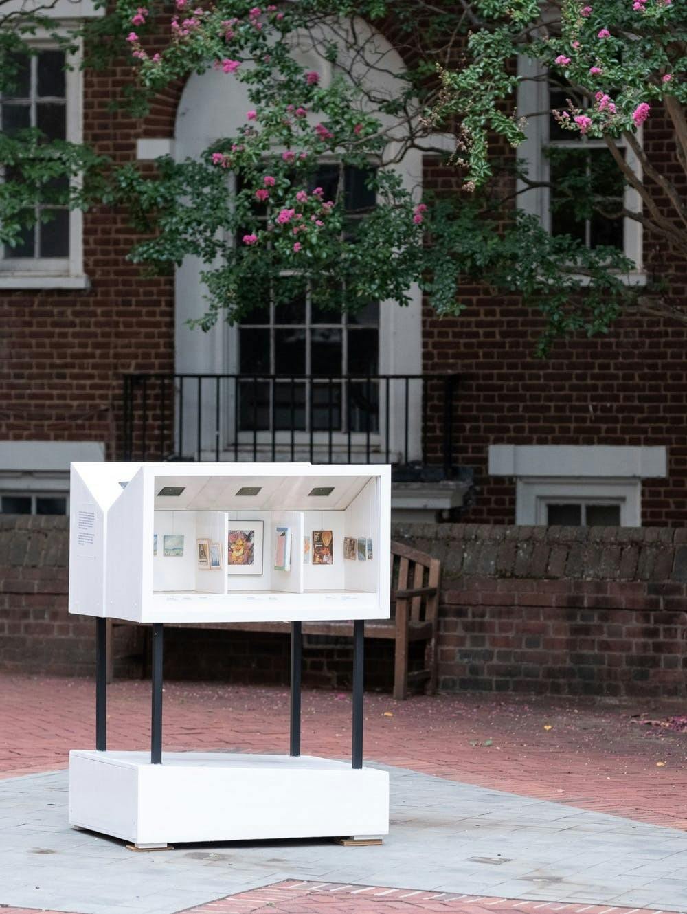 Tanto el Pequeño Museo como la tienda del Museo se pueden encontrar afuera en Cornell Plaza las 24 horas del día. 