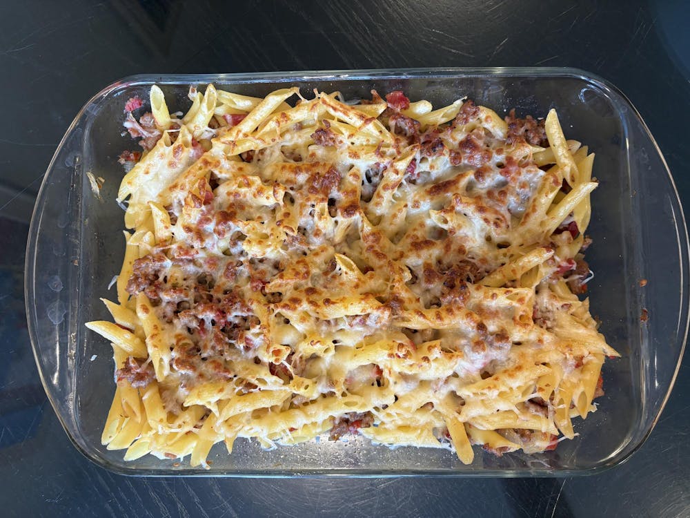 <p>Macarrones, a pasta dish with meat and homemade tomato sauce, is the perfect meal to cook in your apartment or dorm kitchen.</p>